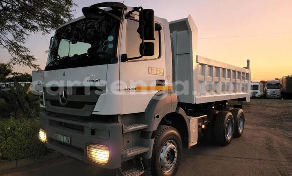 Acheter Occasion Utilitaire Mercedes‒Benz Tipper Blanc à Big Bend, Lubombo District Acheter Occasion Utilitaire Mercedes‒Benz Tipper Blanc à Big Bend, Lubombo District