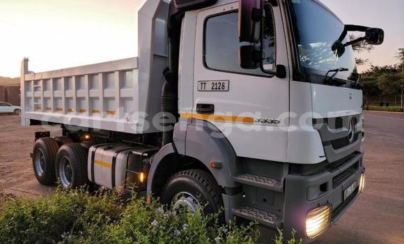 Acheter Occasion Utilitaire Mercedes‒Benz Tipper Blanc à Big Bend, Lubombo District Acheter Occasion Utilitaire Mercedes‒Benz Tipper Blanc à Big Bend, Lubombo District