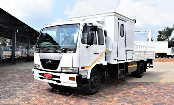 Nunua Ilio tumika Nissan UD White Lori ndani ya Big Bend nchini Wilaya ya Lubombo