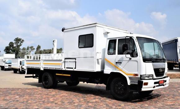 Nunua Ilio tumika Nissan UD White Lori ndani ya Big Bend nchini Wilaya ya Lubombo Nunua Ilio tumika Nissan UD White Lori ndani ya Big Bend nchini Wilaya ya Lubombo