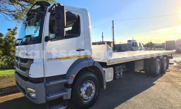 Acheter Occasion Utilitaire Mercedes‒Benz Truck Blanc à Big Bend, Lubombo District Acheter Occasion Utilitaire Mercedes‒Benz Truck Blanc à Big Bend, Lubombo District