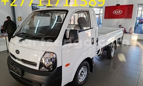 Nunua Ilio tumika Kia K7 White Gari ndani ya Mbabane nchini Manzini