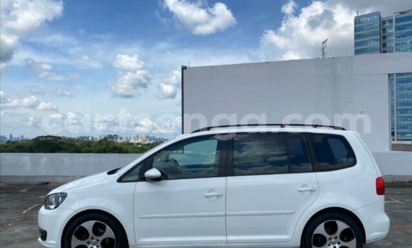 Nunua Ilio tumika Volkswagen Touran White Gari ndani ya Ezulwini nchini Hhohho Nunua Ilio tumika Volkswagen Touran White Gari ndani ya Ezulwini nchini Hhohho