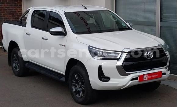 Nunua Ilio tumika Toyota Hilux White Gari ndani ya Ezulwini nchini Hhohho