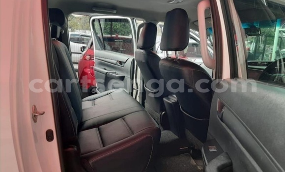 Buy Used Toyota Hilux White Car in Hlatikulu in Shiselweni District Buy Used Toyota Hilux White Car in Hlatikulu in Shiselweni District