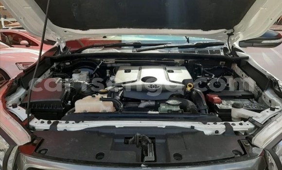 Buy Used Toyota Hilux White Car in Hlatikulu in Shiselweni District Buy Used Toyota Hilux White Car in Hlatikulu in Shiselweni District