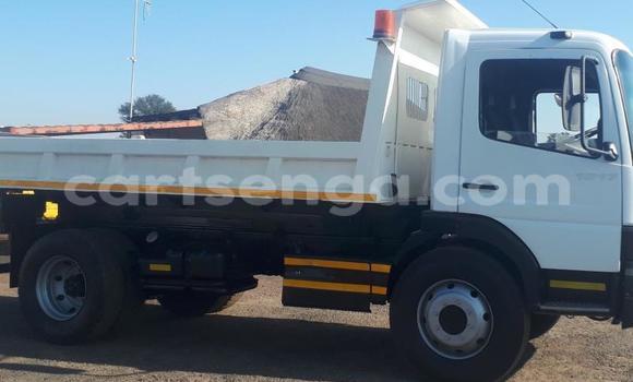 Acheter Occasion Utilitaire Mercedes‒Benz Tipper Blanc à Big Bend, Lubombo District Acheter Occasion Utilitaire Mercedes‒Benz Tipper Blanc à Big Bend, Lubombo District