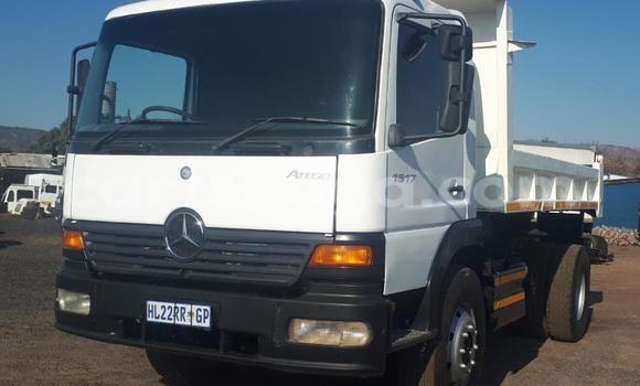 Acheter Occasion Utilitaire Mercedes‒Benz Tipper Blanc à Big Bend, Lubombo District Acheter Occasion Utilitaire Mercedes‒Benz Tipper Blanc à Big Bend, Lubombo District