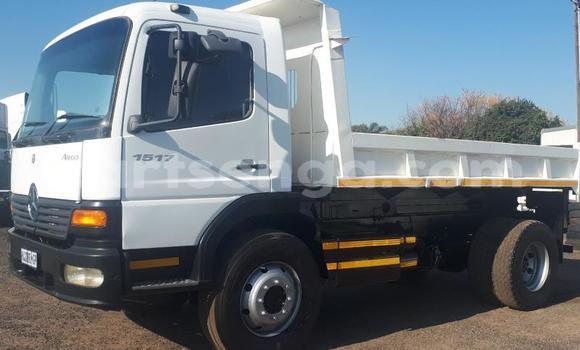 Acheter Occasion Utilitaire Mercedes‒Benz Tipper Blanc à Big Bend, Lubombo District Acheter Occasion Utilitaire Mercedes‒Benz Tipper Blanc à Big Bend, Lubombo District