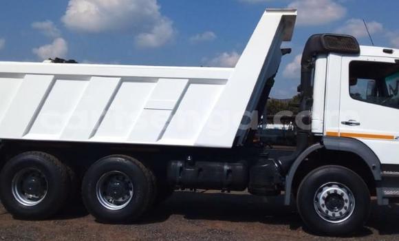 Acheter Occasion Utilitaire Mercedes‒Benz Tipper Blanc à Big Bend, Lubombo District Acheter Occasion Utilitaire Mercedes‒Benz Tipper Blanc à Big Bend, Lubombo District