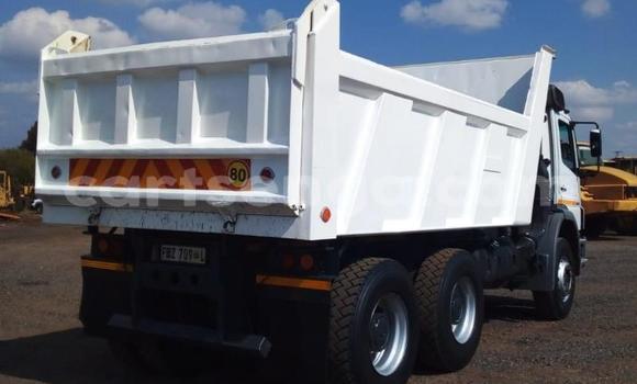 Acheter Occasion Utilitaire Mercedes‒Benz Tipper Blanc à Big Bend, Lubombo District Acheter Occasion Utilitaire Mercedes‒Benz Tipper Blanc à Big Bend, Lubombo District
