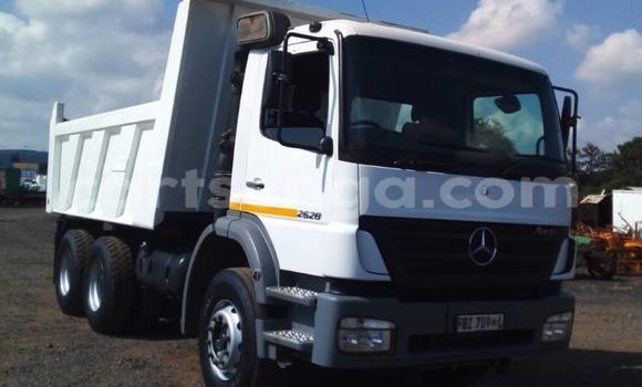 Acheter Occasion Utilitaire Mercedes‒Benz Tipper Blanc à Big Bend, Lubombo District Acheter Occasion Utilitaire Mercedes‒Benz Tipper Blanc à Big Bend, Lubombo District