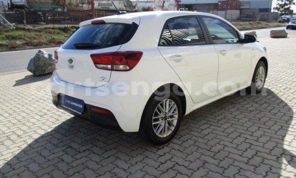 Nunua Ilio tumika Kia Rio White Gari ndani ya Bhunya nchini Manzini Nunua Ilio tumika Kia Rio White Gari ndani ya Bhunya nchini Manzini