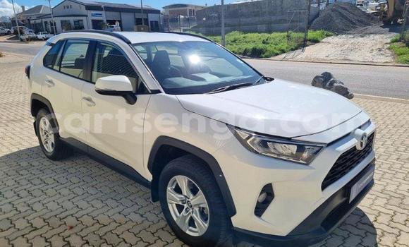 Nunua Ilio tumika Toyota RAV4 White Gari ndani ya Bhunya nchini Manzini Nunua Ilio tumika Toyota RAV4 White Gari ndani ya Bhunya nchini Manzini