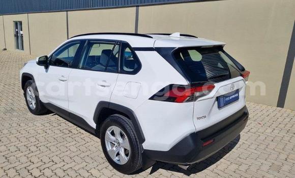 Nunua Ilio tumika Toyota RAV4 White Gari ndani ya Bhunya nchini Manzini Nunua Ilio tumika Toyota RAV4 White Gari ndani ya Bhunya nchini Manzini