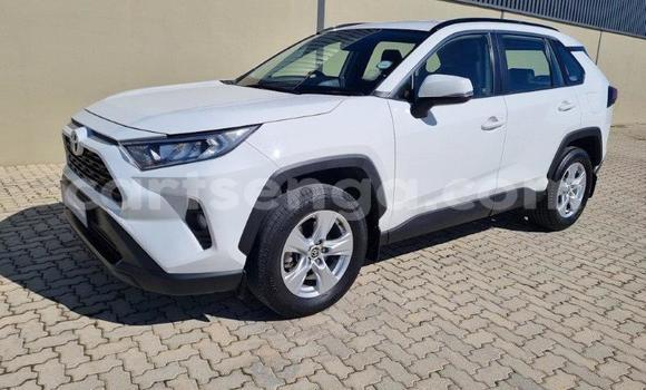 Nunua Ilio tumika Toyota RAV4 White Gari ndani ya Bhunya nchini Manzini Nunua Ilio tumika Toyota RAV4 White Gari ndani ya Bhunya nchini Manzini