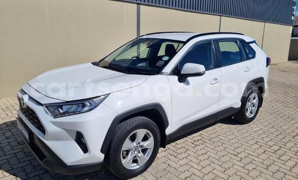 Nunua Ilio tumika Toyota RAV4 White Gari ndani ya Bhunya nchini Manzini Nunua Ilio tumika Toyota RAV4 White Gari ndani ya Bhunya nchini Manzini