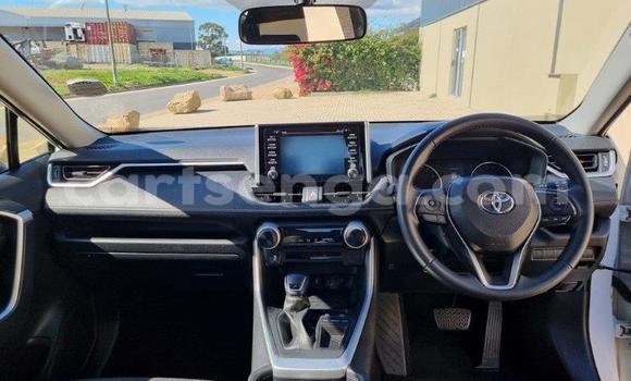 Nunua Ilio tumika Toyota RAV4 White Gari ndani ya Bhunya nchini Manzini Nunua Ilio tumika Toyota RAV4 White Gari ndani ya Bhunya nchini Manzini