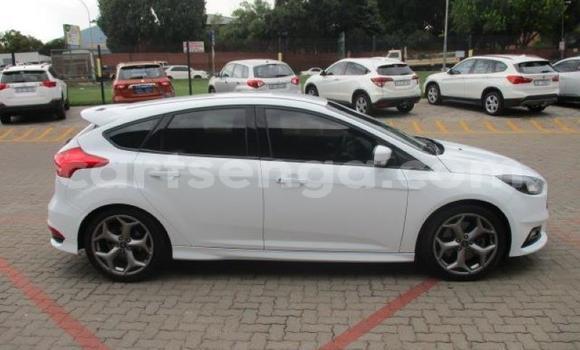 Nunua Ilio tumika Ford Fiesta White Gari ndani ya Bhunya nchini Manzini
