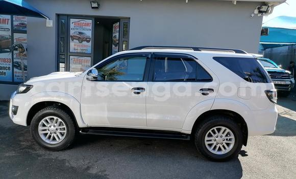 Nunua Ilio tumika Toyota Fortuner White Gari ndani ya Bulembu nchini Hhohho