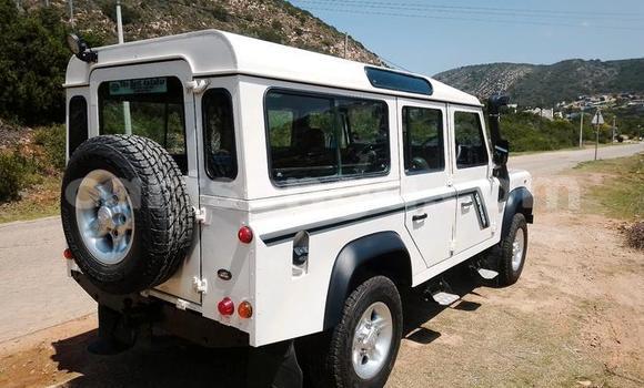 Buy Used Land Rover Defender White Car in Ezulwini in Hhohho Buy Used Land Rover Defender White Car in Ezulwini in Hhohho