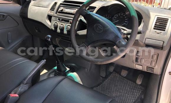 Nunua Ilio tumika Toyota Hilux White Gari ndani ya Hluti nchini Wilaya ya Shiselweni Nunua Ilio tumika Toyota Hilux White Gari ndani ya Hluti nchini Wilaya ya Shiselweni