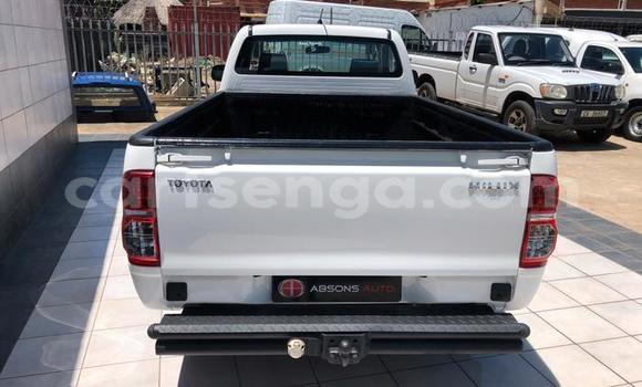 Nunua Ilio tumika Toyota Hilux White Gari ndani ya Hluti nchini Wilaya ya Shiselweni Nunua Ilio tumika Toyota Hilux White Gari ndani ya Hluti nchini Wilaya ya Shiselweni