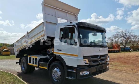 Acheter Occasion Utilitaire Mercedes‒Benz Tipper Blanc à Big Bend, Lubombo District Acheter Occasion Utilitaire Mercedes‒Benz Tipper Blanc à Big Bend, Lubombo District