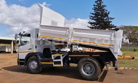 Acheter Occasion Utilitaire Mercedes‒Benz Tipper Blanc à Big Bend, Lubombo District Acheter Occasion Utilitaire Mercedes‒Benz Tipper Blanc à Big Bend, Lubombo District