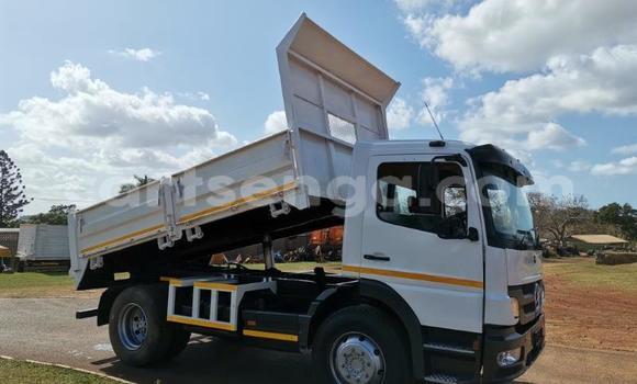 Acheter Occasion Utilitaire Mercedes‒Benz Tipper Blanc à Big Bend, Lubombo District Acheter Occasion Utilitaire Mercedes‒Benz Tipper Blanc à Big Bend, Lubombo District