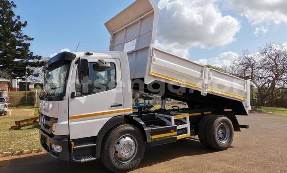 Acheter Occasion Utilitaire Mercedes‒Benz Tipper Blanc à Big Bend, Lubombo District Acheter Occasion Utilitaire Mercedes‒Benz Tipper Blanc à Big Bend, Lubombo District