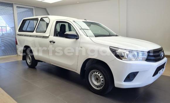 Nunua Ilio tumika Toyota Hilux White Gari ndani ya Ezulwini nchini Hhohho