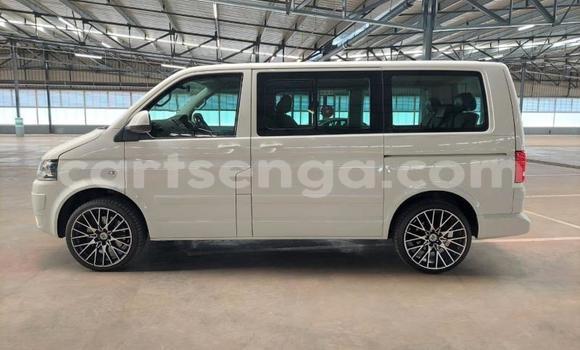 Nunua Ilio tumika Volkswagen Caravelle White Gari ndani ya Mbabane nchini Manzini Nunua Ilio tumika Volkswagen Caravelle White Gari ndani ya Mbabane nchini Manzini
