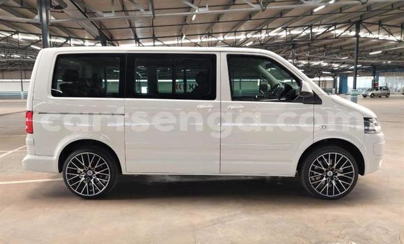 Nunua Ilio tumika Volkswagen Caravelle White Gari ndani ya Mbabane nchini Manzini Nunua Ilio tumika Volkswagen Caravelle White Gari ndani ya Mbabane nchini Manzini