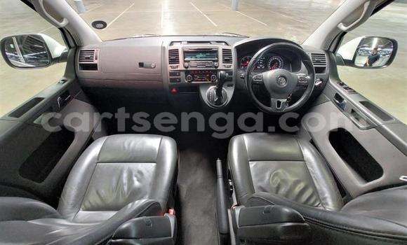 Nunua Ilio tumika Volkswagen Caravelle White Gari ndani ya Mbabane nchini Manzini Nunua Ilio tumika Volkswagen Caravelle White Gari ndani ya Mbabane nchini Manzini