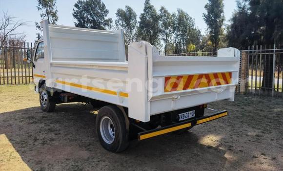 Acheter Occasion Utilitaire Nissan UD Blanc à Big Bend, Lubombo District Acheter Occasion Utilitaire Nissan UD Blanc à Big Bend, Lubombo District