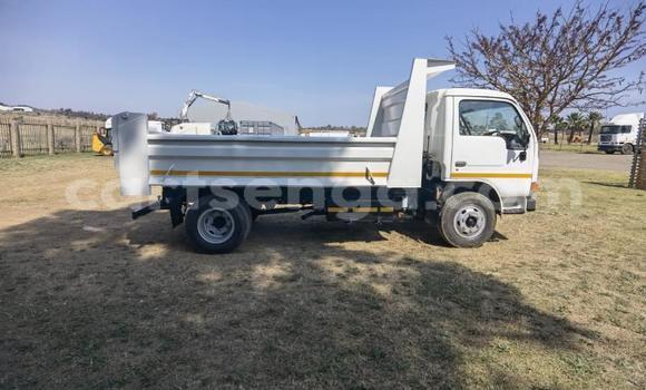 Acheter Occasion Utilitaire Nissan UD Blanc à Big Bend, Lubombo District Acheter Occasion Utilitaire Nissan UD Blanc à Big Bend, Lubombo District