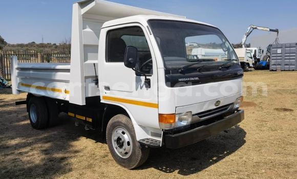 Acheter Occasion Utilitaire Nissan UD Blanc à Big Bend, Lubombo District Acheter Occasion Utilitaire Nissan UD Blanc à Big Bend, Lubombo District