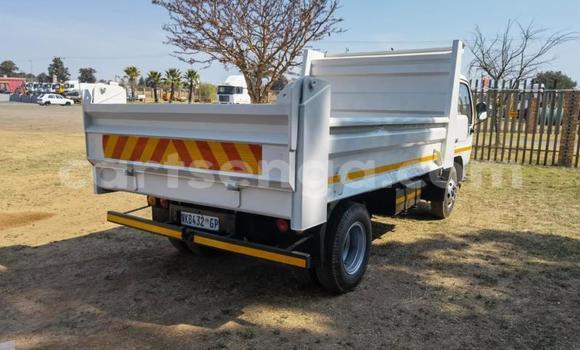 Acheter Occasion Utilitaire Nissan UD Blanc à Big Bend, Lubombo District Acheter Occasion Utilitaire Nissan UD Blanc à Big Bend, Lubombo District