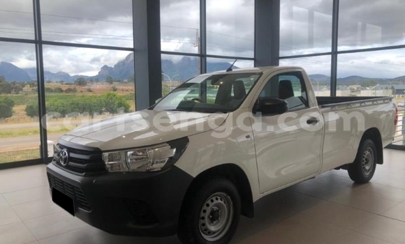 Nunua Ilio tumika Toyota Hilux White Gari ndani ya Mhlambanyatsi nchini Manzini