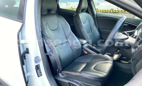 Nunua Ilio tumika Volvo V40 Cross Country White Gari ndani ya Big Bend nchini Lubombo Nunua Ilio tumika Volvo V40 Cross Country White Gari ndani ya Big Bend nchini Lubombo