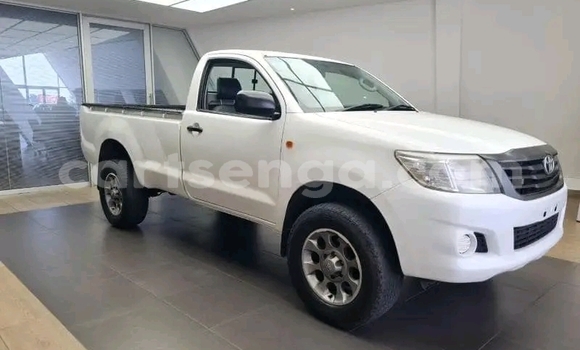 Nunua Ilio tumika Toyota Hilux White Gari ndani ya Manzini nchini Manzini