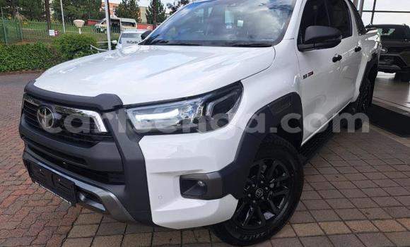 Nunua Ilio tumika Toyota Hilux White Gari ndani ya Manzini nchini Manzini