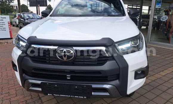 Nunua Ilio tumika Toyota Hilux White Gari ndani ya Manzini nchini Manzini Nunua Ilio tumika Toyota Hilux White Gari ndani ya Manzini nchini Manzini