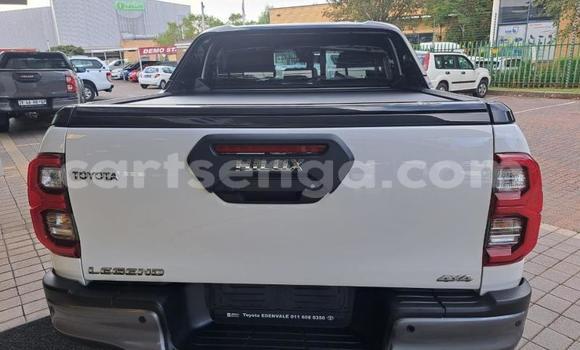 Nunua Ilio tumika Toyota Hilux White Gari ndani ya Manzini nchini Manzini Nunua Ilio tumika Toyota Hilux White Gari ndani ya Manzini nchini Manzini