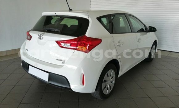 Medium with watermark 2015 toyota auris 1