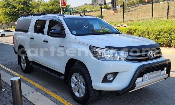 Nunua Ilio tumika Toyota Hilux White Gari ndani ya Ezulwini nchini Hhohho