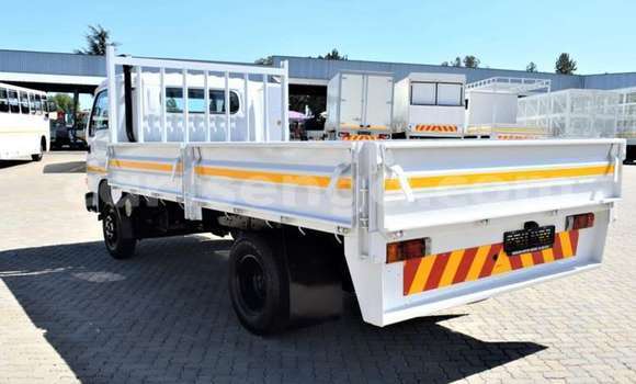 Acheter Occasion Utilitaire Nissan UD Blanc à Big Bend, Lubombo District Acheter Occasion Utilitaire Nissan UD Blanc à Big Bend, Lubombo District