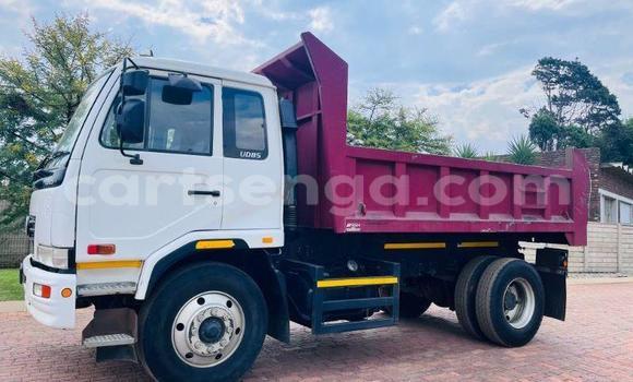 Acheter Occasion Utilitaire Nissan UD Blanc à Big Bend, Lubombo District Acheter Occasion Utilitaire Nissan UD Blanc à Big Bend, Lubombo District