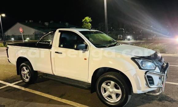 Buy Used Isuzu D–MAX White Car in Lobamba in Manzini